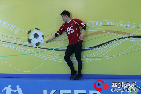 菲戈儿童节挑战300位足球少年 跑男团温柔发挥被赞“有爱” - 综艺 - 亚洲娱乐网-传递时尚娱乐生活新资讯