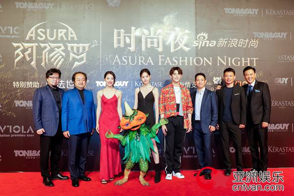 张艺上甜美亮相《阿修罗》发布会 不惧80米高空威亚敬业可嘉