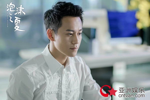 秦俊杰化身“猫系男友” 新版《泡沫之夏》俘获95后