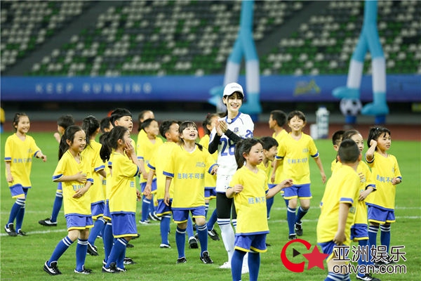 菲戈儿童节挑战300位足球少年 跑男团温柔发挥被赞“有爱” - 综艺 - 亚洲娱乐网-传递时尚娱乐生活新资讯