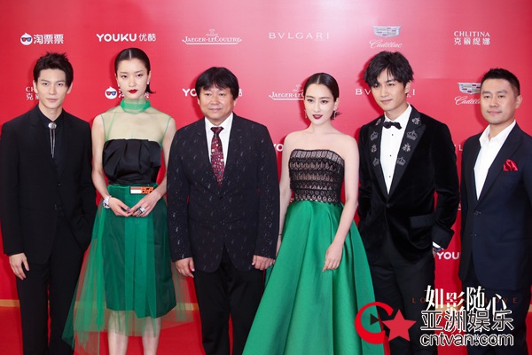 最受“两个人一个人”期待之作《如影随心》 闪耀红毯杜鹃霸气全开