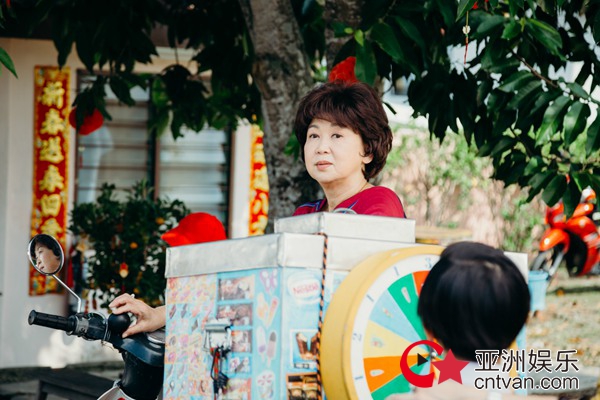 香港戏骨吴耀汉、朱咪咪领衔主演《疯狂这一年》深度诠释父爱