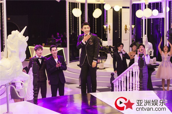 《我是大侦探》收官上篇再创收视佳绩,“迷弟”邓伦追星张韶涵笑哭网友 - 综艺星天地 - 亚洲娱乐网-传递时尚娱乐生活新资讯