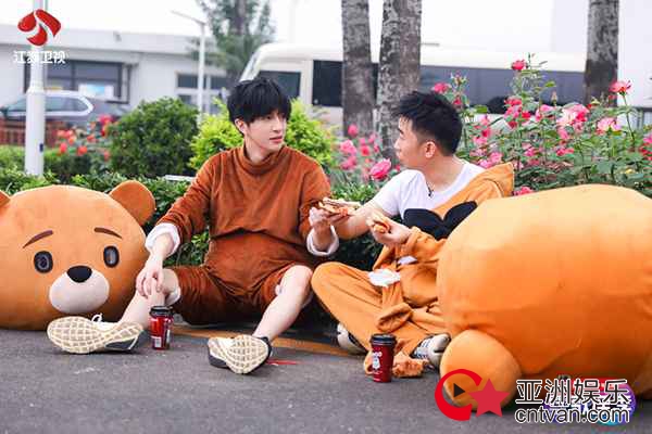 《无限歌谣季》薛之谦杨迪为新人送惊喜 变装小熊走心献唱