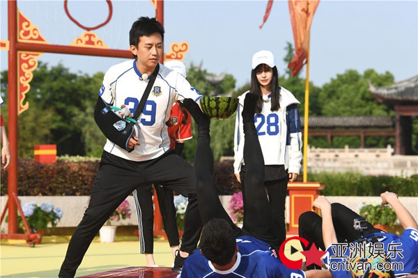 菲戈儿童节挑战300位足球少年 跑男团温柔发挥被赞“有爱” - 综艺 - 亚洲娱乐网-传递时尚娱乐生活新资讯