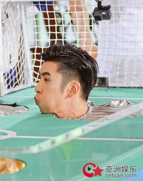 菲戈儿童节挑战300位足球少年 跑男团温柔发挥被赞“有爱” - 综艺 - 亚洲娱乐网-传递时尚娱乐生活新资讯