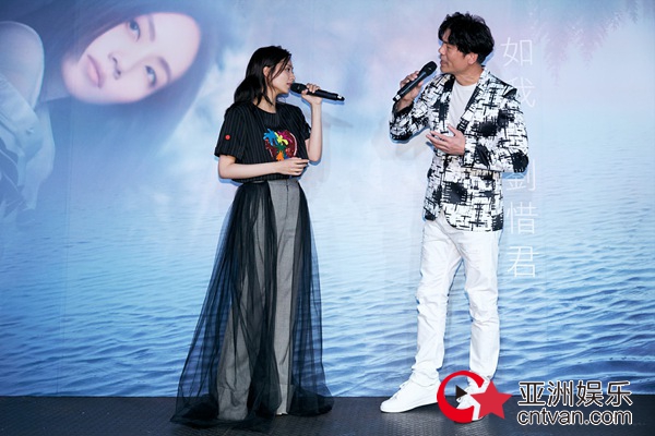 刘惜君台北办《如我》发布会 圆儿时梦想与罗时丰合唱