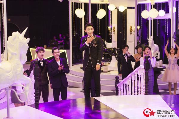 《我是大侦探》收官上篇再创收视佳绩,“迷弟”邓伦追星张韶涵笑哭网友 - 综艺星天地 - 亚洲娱乐网-传递时尚娱乐生活新资讯