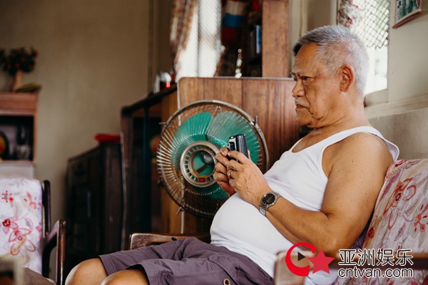 香港戏骨吴耀汉、朱咪咪领衔主演《疯狂这一年》深度诠释父爱