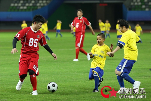 菲戈儿童节挑战300位足球少年 跑男团温柔发挥被赞“有爱” - 综艺 - 亚洲娱乐网-传递时尚娱乐生活新资讯