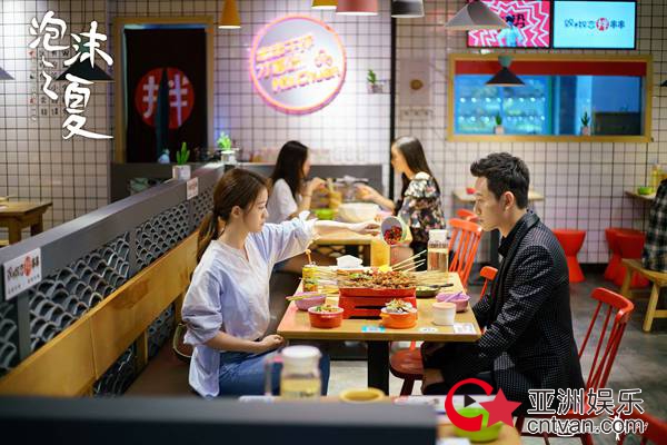 秦俊杰化身“猫系男友” 新版《泡沫之夏》俘获95后