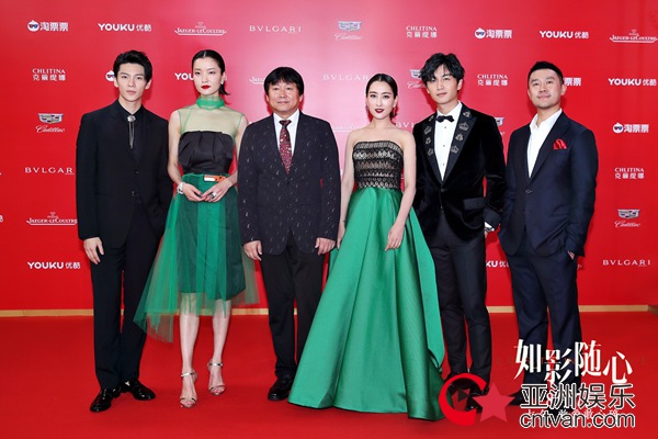 最受“两个人一个人”期待之作《如影随心》 闪耀红毯杜鹃霸气全开