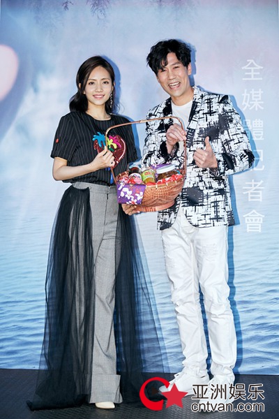 刘惜君台北办《如我》发布会 圆儿时梦想与罗时丰合唱