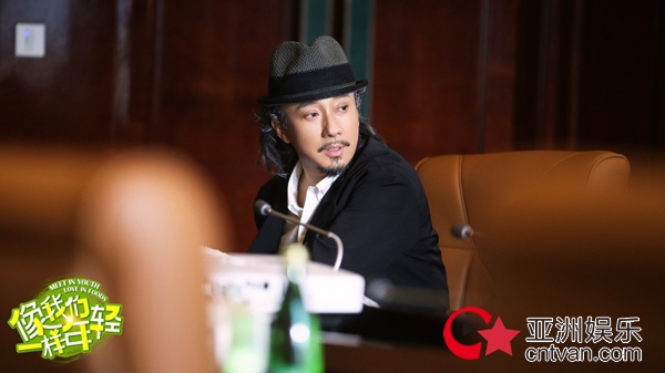 《像我们一样年轻》陈翔陈瑶变“头套情侣” 幕后黑手暗算山之屋