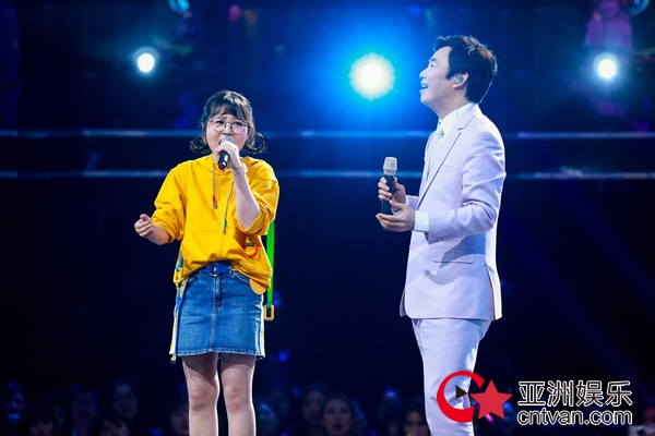 百人共唱《千里之外》 《嗨，唱起来！》费玉清鼓励年轻人大胆创新