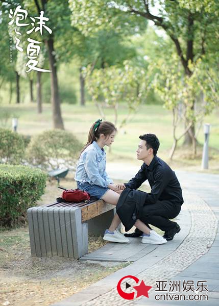 秦俊杰化身“猫系男友” 新版《泡沫之夏》俘获95后