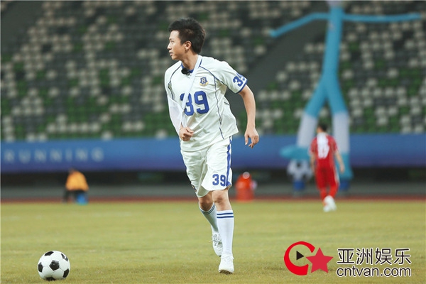 菲戈儿童节挑战300位足球少年 跑男团温柔发挥被赞“有爱” - 综艺 - 亚洲娱乐网-传递时尚娱乐生活新资讯