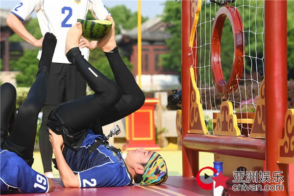 菲戈儿童节挑战300位足球少年 跑男团温柔发挥被赞“有爱” - 综艺 - 亚洲娱乐网-传递时尚娱乐生活新资讯