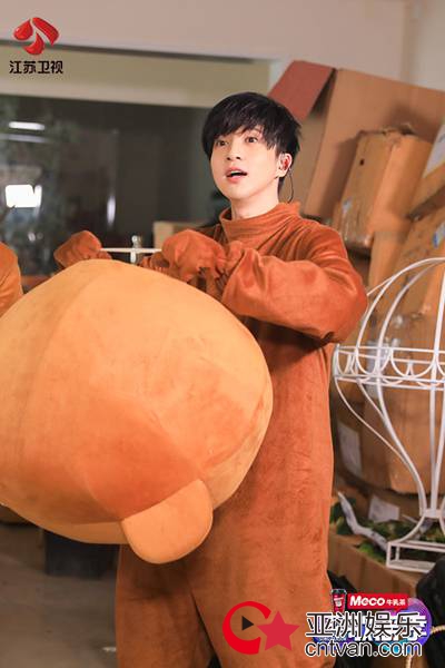 《无限歌谣季》薛之谦杨迪为新人送惊喜 变装小熊走心献唱