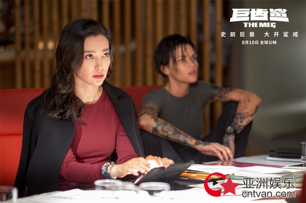 《巨齿鲨》曝“决战狂鲨”人物海报 杰森·斯坦森怒海出击斗巨鲨