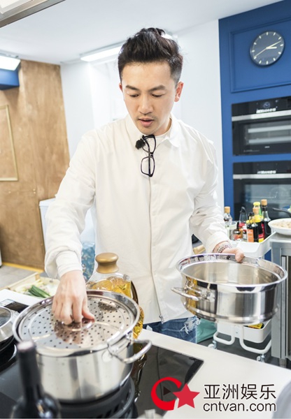 《中餐厅2》首播困难升级 苏有朋“秘制”盐酥鸡获赞