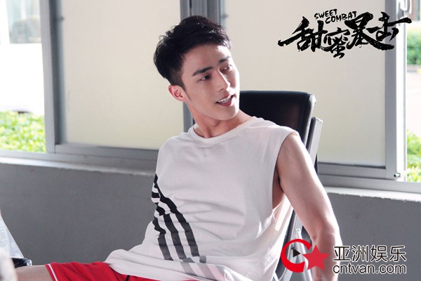 《甜蜜暴击》首播视率夺冠 裴子添转学入女校遭围观