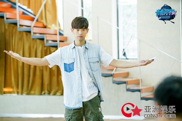 刘冬沁《青春同学会》展花式演技   一人分饰两角可帅酷可搞笑