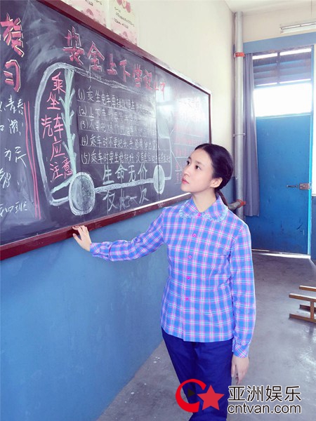 《灵与肉》央八热播 罗莉娜抒写纯真同窗情