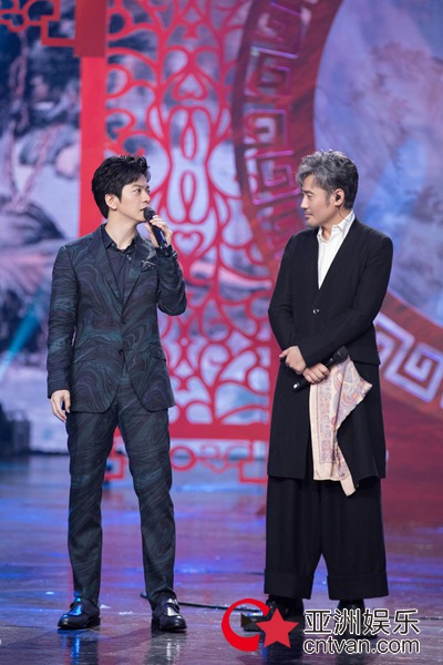 《跨界歌王》李健帮唱吴秀波礼尚往来，兄弟两舞台上变“段子手”