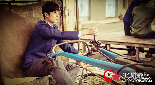 《重返20岁》曝“年代感”剧照 韩东君追爱文工团团花胡冰卿 - 电视剧照 - 亚洲娱乐网-传递时尚娱乐生活新资讯