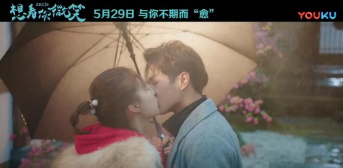 ​《想看你微笑》同名主题曲“想看你微笑”歌词 想你时世界都变成你的模样