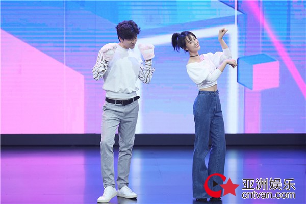 凌潇肃可爱献舞《嗨！蓝朋友》　蓝盈莹和大宁哥合拍最萌身高差