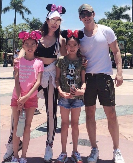 曾与周星驰郭富城传过绯闻，如今晒全家福照片，满屏大长腿