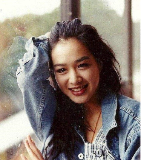 曾与周星驰郭富城传过绯闻，如今晒全家福照片，满屏大长腿