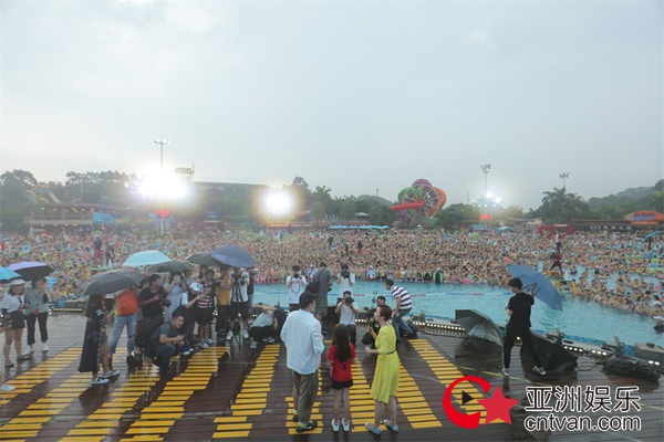 《巨齿鲨》雨中“突袭”长隆乐园 赵文瑄蔡书雅现场“学猫叫”