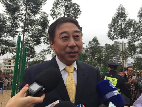 冯巩祖上是大总统，比背景？韩雪：晚一代试试？
