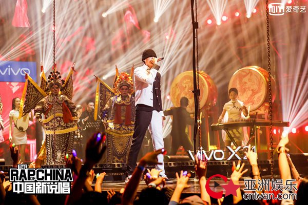 快get rapper们的穿搭术 让《中国新说唱》帮你提升潮值