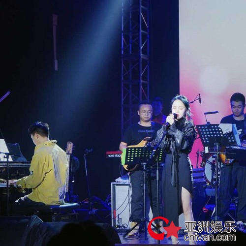 Fine乐团成都开唱 乔西冠南告白粉丝