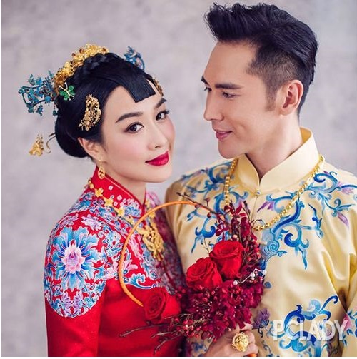曾与周星驰郭富城传过绯闻，如今晒全家福照片，满屏大长腿
