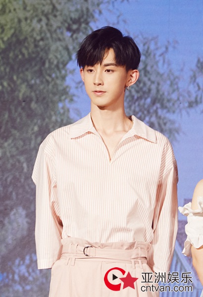 《惹上冷殿下》开播发布会 郭俊辰孙艺宁高甜互动超默契