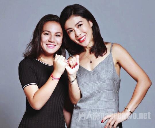 苏芒晒女儿合照（图）混血女儿明艳火辣，二人似姐妹花！