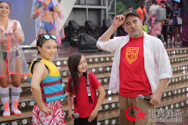 《巨齿鲨》雨中“突袭”长隆乐园 赵文瑄蔡书雅现场“学猫叫”