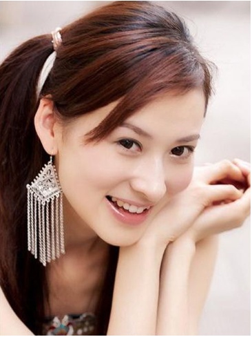 雷佳音妻子晒比基尼照 身材火辣 女儿小彩辫超级抢镜