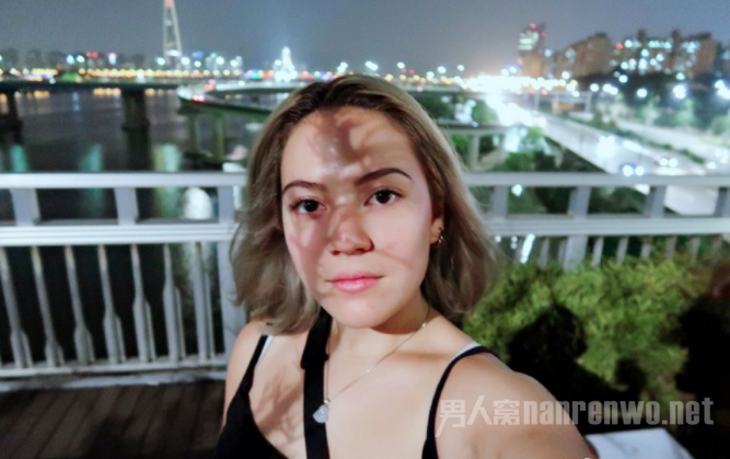 苏芒晒女儿合照（图）混血女儿明艳火辣，二人似姐妹花！