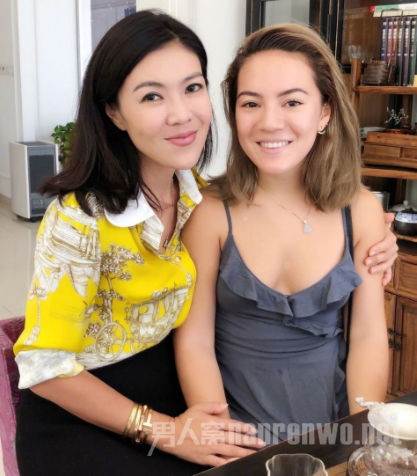 苏芒晒女儿合照（图）混血女儿明艳火辣，二人似姐妹花！