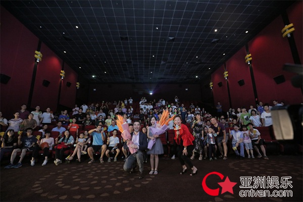 《巨齿鲨》票房超多部新片 赵文瑄蔡书雅与观众共庆票房破七亿