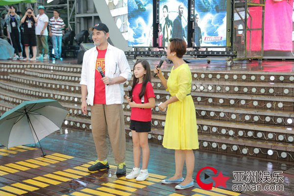 《巨齿鲨》雨中“突袭”长隆乐园 赵文瑄蔡书雅现场“学猫叫”