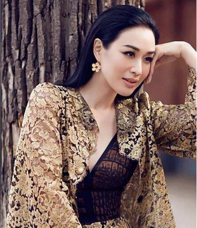 曾与周星驰郭富城传过绯闻，如今晒全家福照片，满屏大长腿
