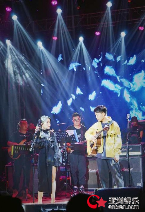 Fine乐团成都开唱 乔西冠南告白粉丝