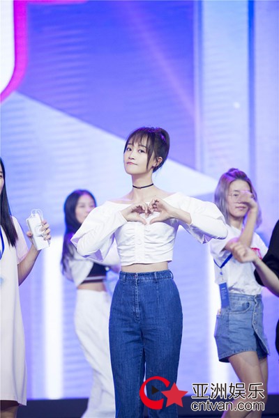 凌潇肃可爱献舞《嗨！蓝朋友》　蓝盈莹和大宁哥合拍最萌身高差